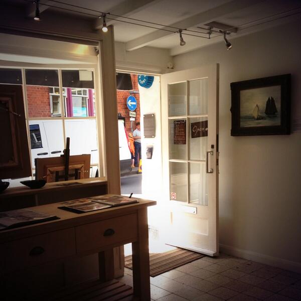 SusieRayArtist's tweet photo. Sunshine pouring in through the gallery in Padstow this afternoon ! http://t.co/gVreoZsWz7