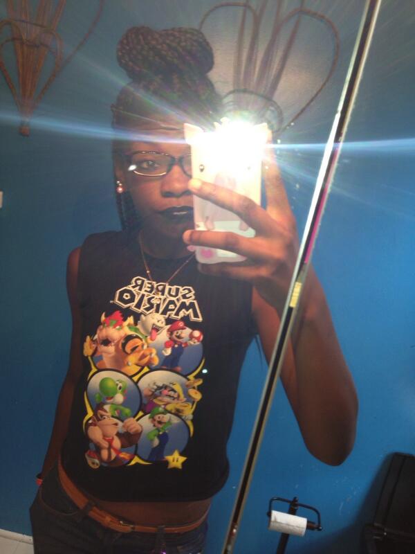 BenCarlyy's tweet image. ilove my black lipstick #whileback