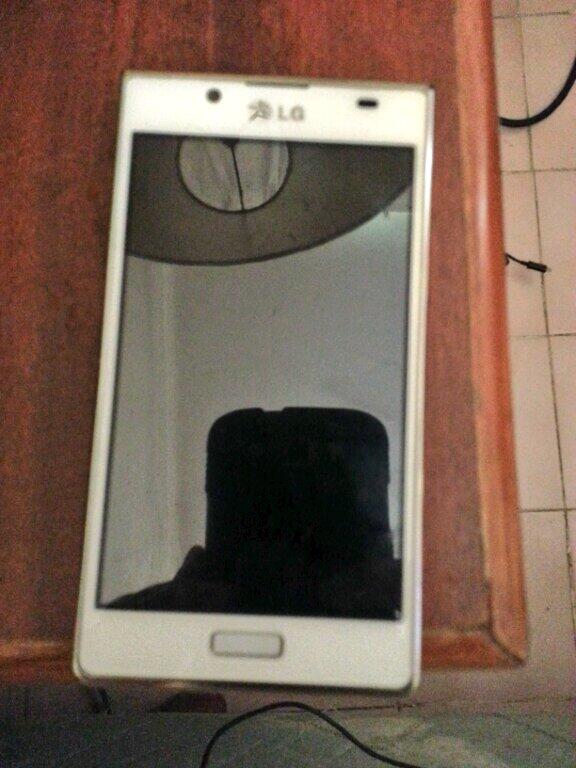 cyntlizz's tweet photo. @SeVendenCancun Remato LG Optimus L7 color blanco como nuevo! $2500 http://t.co/WTT5Wdfkze