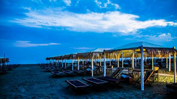 ForteDeiMarmiLU's tweet photo. Stasera consigliamo BEACH CLUB! Ristorante discoteca sulla spiaggia! http://t.co/z7ZBiSBN5Y