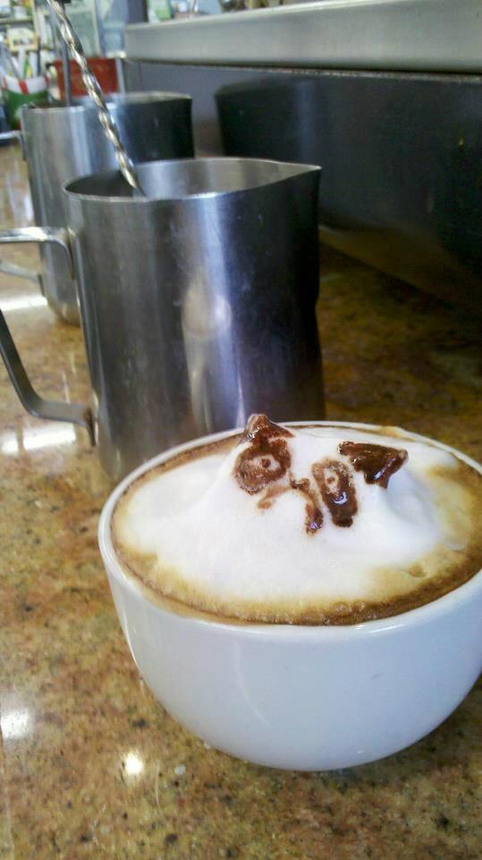 QueueNet's tweet image. このラテアート、技術は凄いのでしょうが・・人によってはトラウマになるレベル＞＜