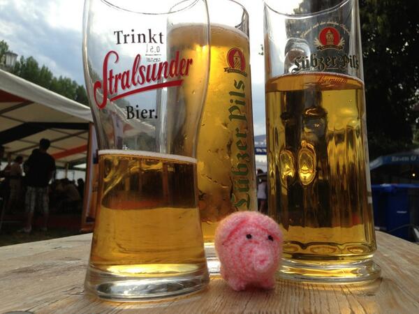 droemfloet's tweet photo. Das @haekelschwein genießt die vierteile in Berlin http://t.co/NIHLTeVe5m