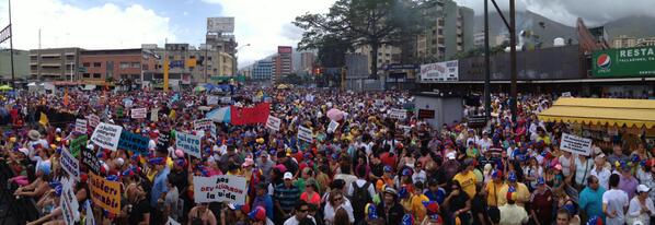 colominaM's tweet photo. RT "@CaprilesPuntoTV: En Los Ruices ya se pierde de vista el final de la concentración #ElSábado3PorVzla http://t.co/gYyByTedfc"