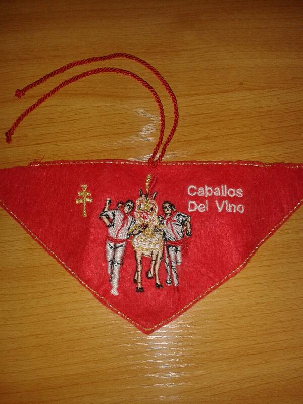 Ya están a la venta los pañuelos diseñados y bordados por la #PeñaArtesano. Hazte con el tuyo. Precio: 4€.