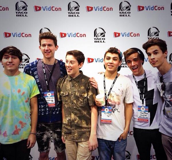 vshleyvmbriz's tweet image. “@TacoBell: @Our2ndLife is meeting fans at the @TacoBell signing booth at @VidCon! #TacoCon http://t.co/klteq6xpcU”SAM 😍😍😍