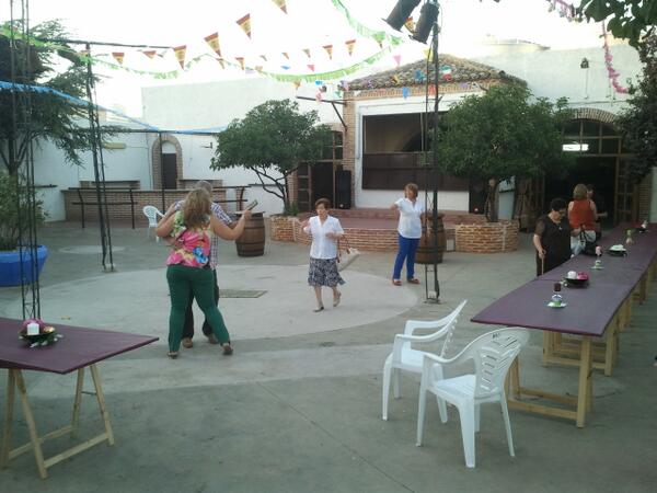 DAlmendros's tweet photo. @ToleSheila despedida de chachi con viva el pasodoble jajajaa http://t.co/Ol2mJirOYb