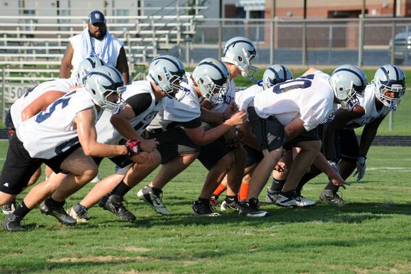 JeremySmithw's tweet image. Clover Football gettin after it, double wing attack tonight #offensivelinedomination