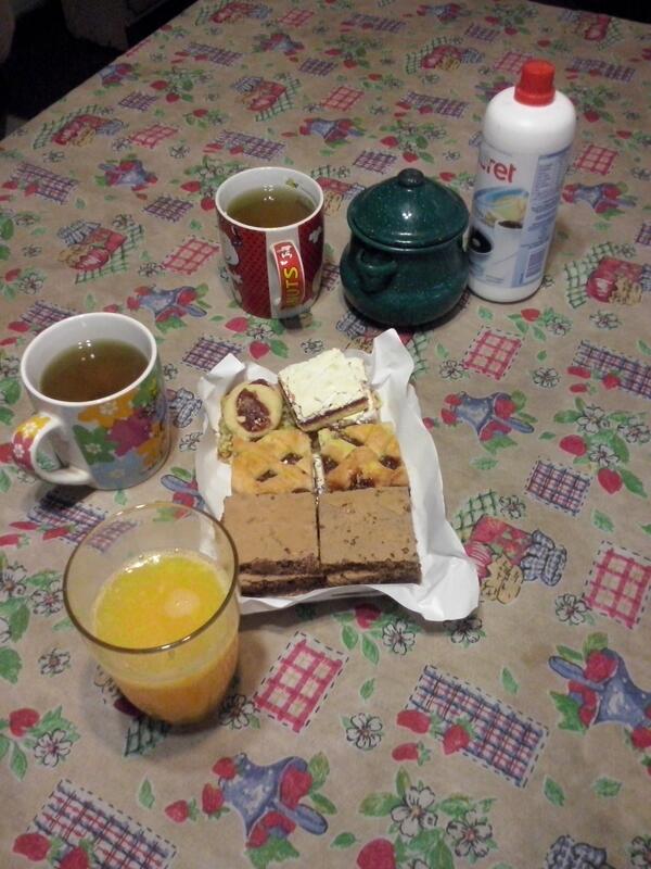 MariaaCarranza's tweet photo. Buena merienda @LauCarranzaa @BelenCarranza http://t.co/VBV0dwo2aZ