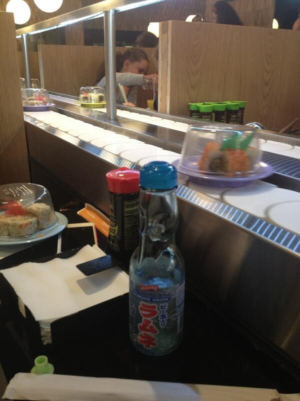 RT “@alemartinmoreno: Comiendo en #moshimoshi lo amoooo!! <a href="/DaniielaMo/">Daniela Morales</a> <a href="/paOolagarciaA/">ととと</a> #shopping ”// love uuuu