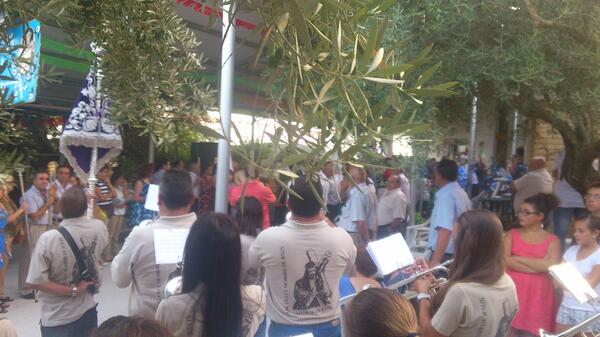 dnalcala's tweet photo. Bonita procesión hoy en Castillo de Locubin http://t.co/3qB3ly45Ze