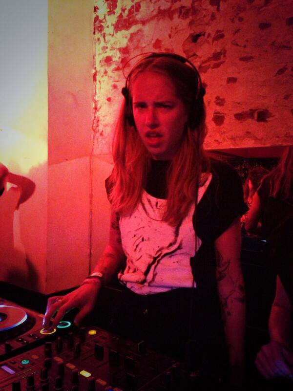 Jess! <a href="/de_SPACEGIRLS/">SPACEGIRLS</a> #verwaand #allerallerlaatstefeestje