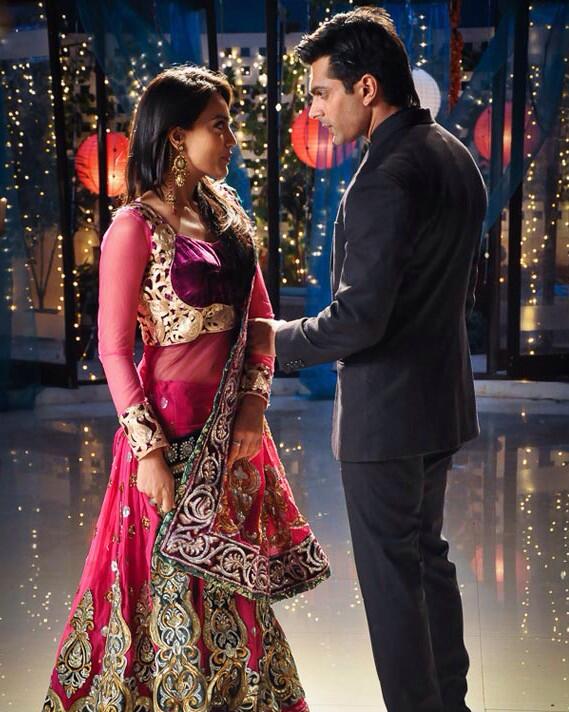 liferecordslive's tweet photo. Making on set qubool hai full episode zoya now know zoya have a dad gafur Asad uncle http://t.co/AIery9HWLZ