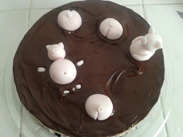 AmorcitoC's tweet photo. Cheesecake oreo con cobertura de ganash y cochinitos de fondant... Para la tentación ;) http://t.co/V5rMhMDbi9
