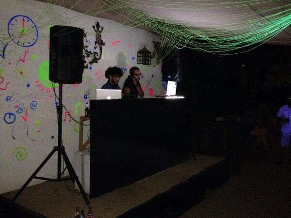 Aqui en <a href="/AlFresquito1/">Al fresquito</a> viendo a los teloneros, @javieralgarra79 y <a href="/yoikol/">Yoikol / Juan A. Lorente</a>