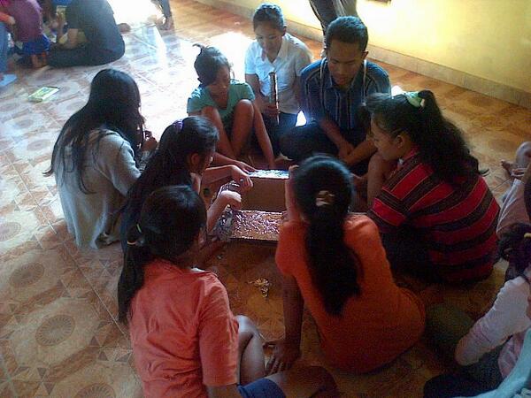 Setelah mentoring cita-cita, anak-anak diajak untuk buat kompor matahari dengan bahan-bahan yang mudah dikumpulkan.