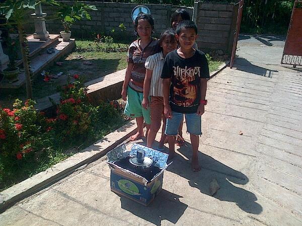 Kelompok 4 foto bareng kompor matahari mereka :)