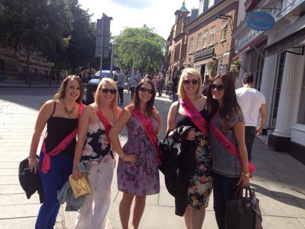 jade_rand's tweet photo. Hens 🐔🎉👰💞 http://t.co/JB6TAAwTrz