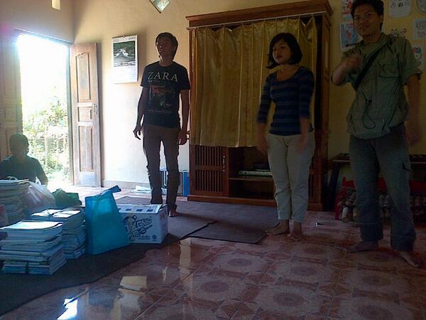 Penyerahan sumbangan untuk adik-adik kita tercinta :)