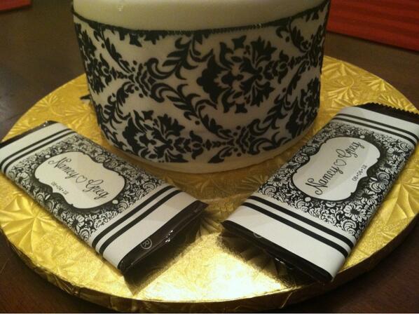 NancyKren's tweet photo. In case you were wondering, year old wedding cake is still delicious! http://t.co/0gMDI8SKb0