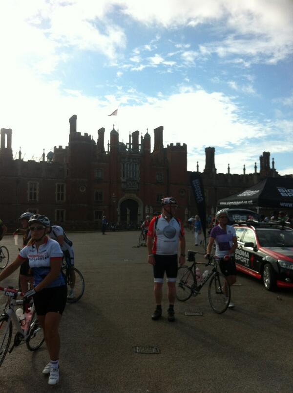 StuartRoss73's tweet image. First #RideLondon leg complete... At first 'Hub' for a quick refuel. Bout 25miles down. Fine morning...