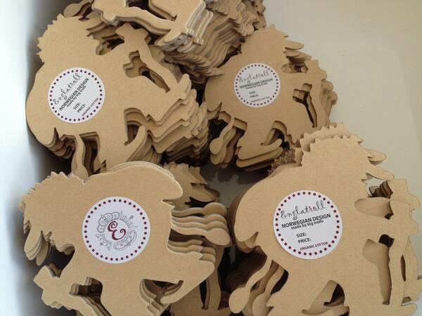 Lager klar merkelapper til klærne som kom inn for et par dager siden. Mål for dagen; 800 stk. Søndag ❤