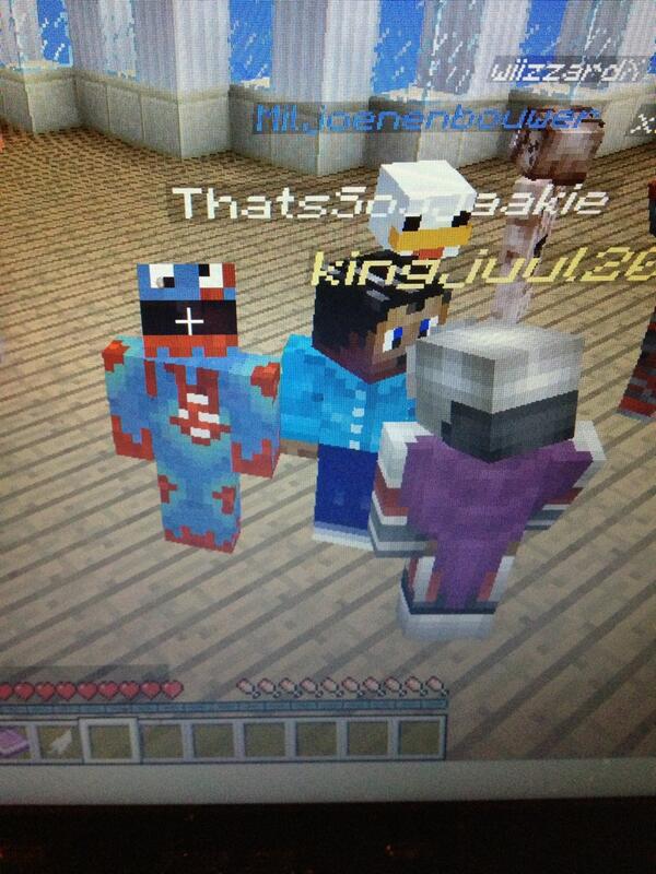 ChunkrGamers's tweet photo. @ShaquillePolak  hou shaquille ik sta naast je http://t.co/dE1hC1eTJm