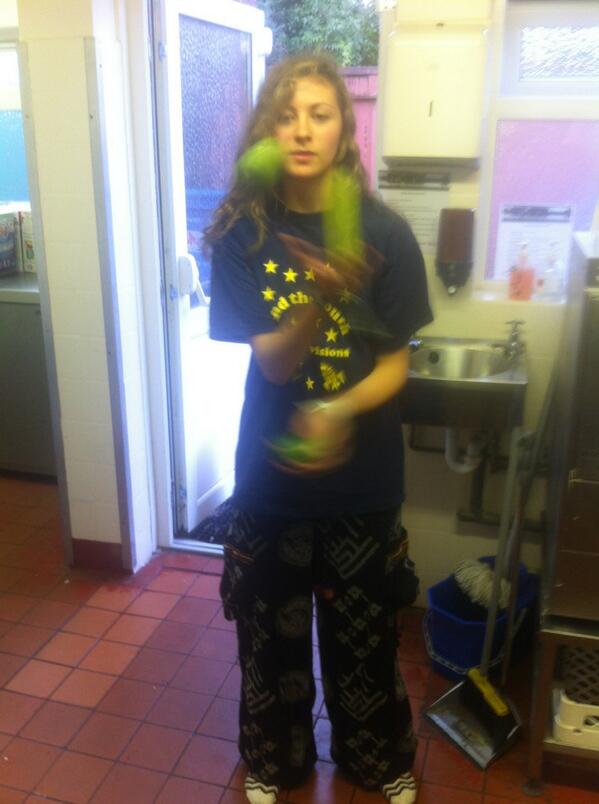 LJYNetzer's tweet image. Kitchen acrobatics (also known as juggling limes) on #KayitzNetzer. #LJYsgottalent #ljysummer