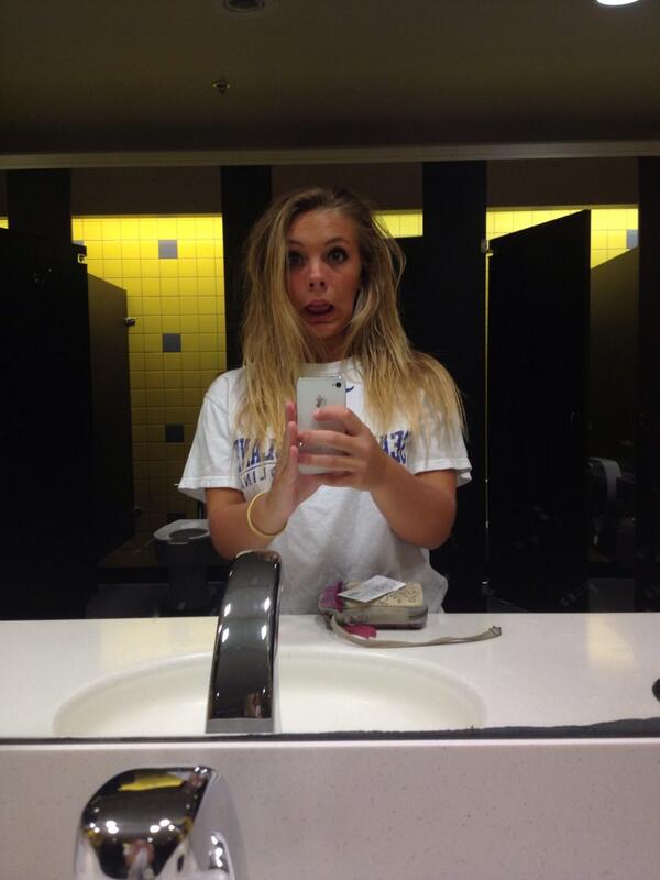 meremere05's tweet image. Tried to blow dry my hair out the sun roof and it turned out like this #stilllookgood 😎