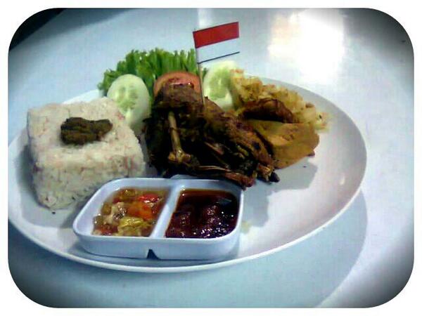 RajaBegor's tweet photo. Dirgahayu Indonesia ku! http://t.co/tcoqdwMEeG