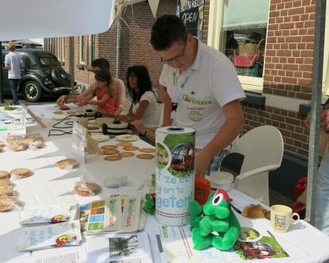 Stichting Opkikker en Bas druk bezig met het verkopen van heerlijke knieperties op de Oldtimerdag.