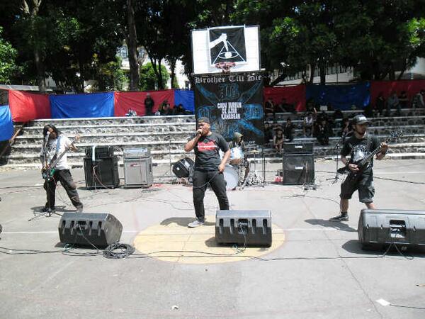 Kufur live at Fikom UNPAD nyelecesssst@saung_sauyunan