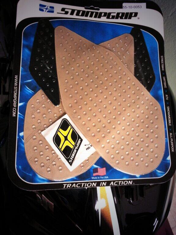 SpiritofTT's tweet image. Aujourd'hui atelier collage avec le renouvellement du #stompgrip sur le #gsxr.