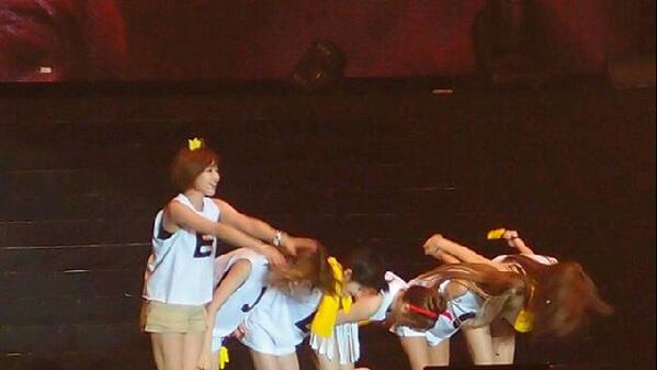 T_ARASQ's tweet photo. THIS IS THE ENDING CONCERT FOR US. GOMAWO QUEENS ^^ WE LOVE YOU!!!!!!!!!! #TARAConcertRPTL http://t.co/ml0TrS8qEO