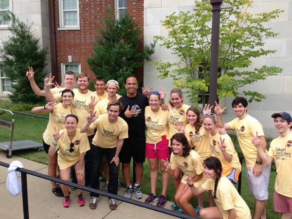 TylerBarnesIOWA's tweet image. @jamesfranklinvu &amp;amp; the @VandyFootball freshmen helping all the @VanderbiltU freshmen move in today #impressiveprocess