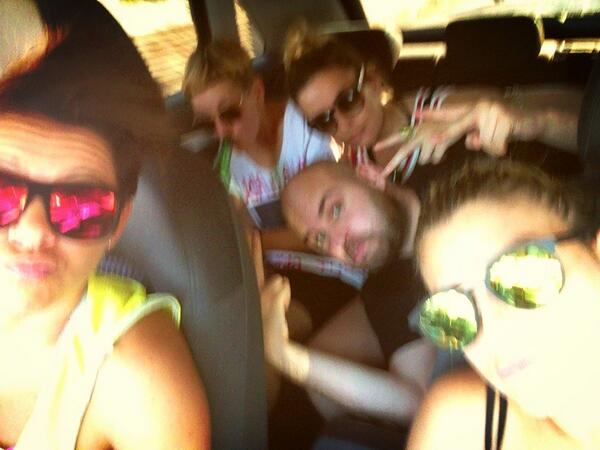 MarroneEmma's tweet photo. @TinaBaffy  @FRANCY_Savini @alevisi83 alla ricerca di un posto nel mondo.. http://t.co/vvsFJvFilP