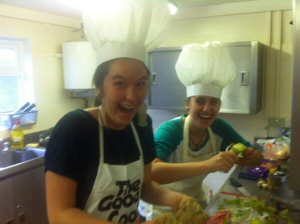 LJYNetzer's tweet image. Chef Flora and Head Chef Theo cooking away on the first night of #kayitznetzer! #carrotcrumble #ljysummer
