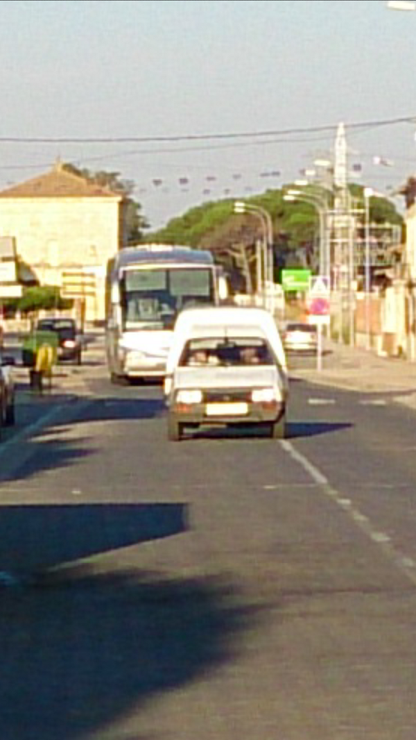 clicheaisteis's tweet photo. Pollo escoltando el autobús para ir a los toros #óle #óle http://t.co/Mxse1ZQaQF