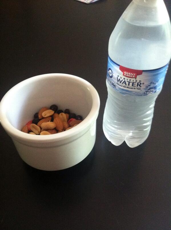 HealthLife15's tweet image. Snack time! Dehydrated strawberries and blue berries with peanuts and almonds. 💕
