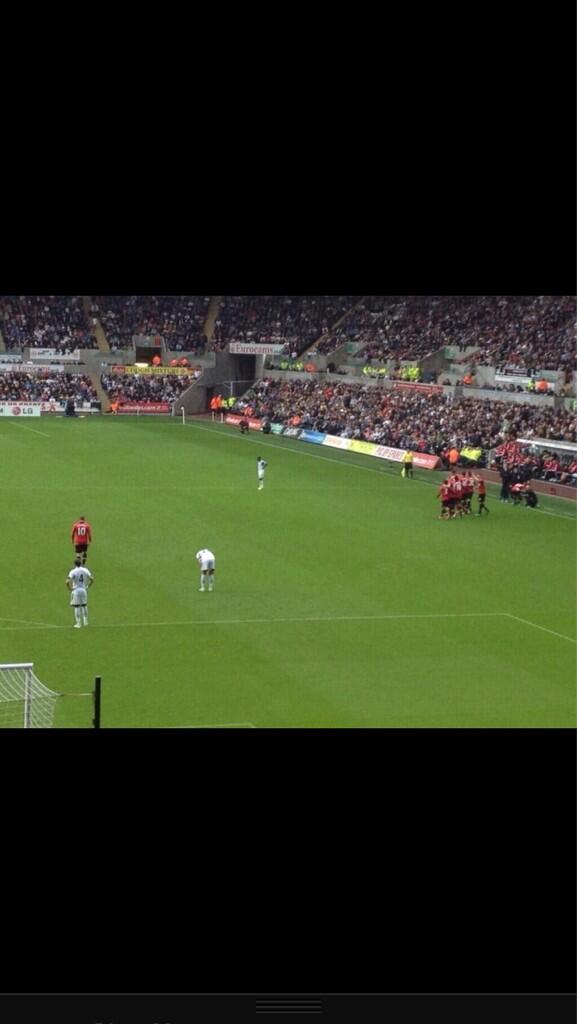 MichaelVaughan's tweet photo. This picture tells me everything... Rooney desperately wants to leave... http://t.co/CXiPFVWtm0