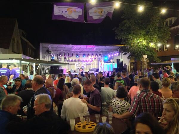 ronaveen01's tweet photo. #goorseavond #sterplein #goor het is nog steeds gezellig en druk http://t.co/gkpP8fdKqy