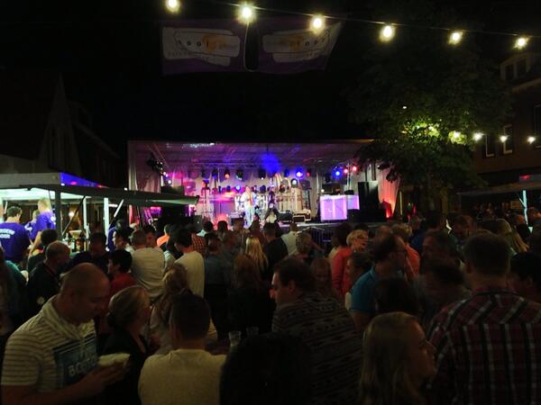 ronaveen01's tweet photo. en we genieten allemaal #goorseavond #sterplein #goor http://t.co/Qg3wQ5Xge7