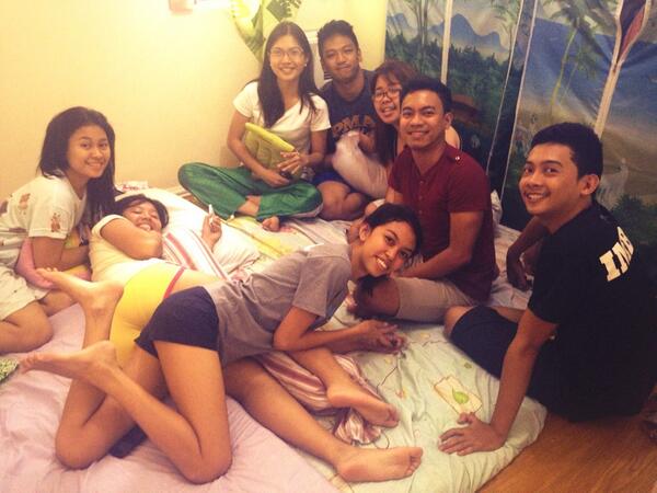 pnutbuttrANJELI's tweet image. Karaoke bedroom version #UnitC #Housemates #Sunday