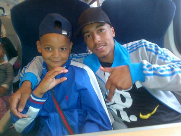 Mally_B's tweet photo. On the train http://t.co/pxIpEFKnjh