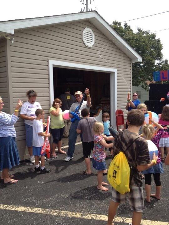TheSourceCPC's tweet image. Pastor Carter rocked it out on an inflatable guitar at CPC block party! #ChesapeakeUPC #BlockParty