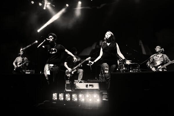 DangBandangs's tweet photo. Dang Bandangs live @ the Hitz Birthday Bash last year! Btw guys DBD are now back in the song writting process again. http://t.co/hBAOQNoWLa