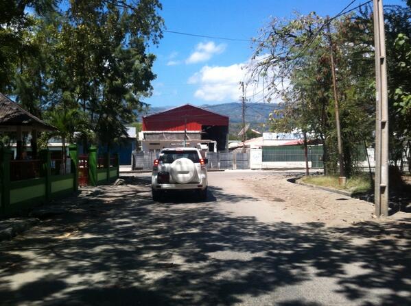 RealAlexTilman's tweet photo. Karreta estadu, uzu privadu. Ezemplu diak husi deputadu sira ba funsionariu públiku sira. #TimorLeste http://t.co/WioKW3KCGX