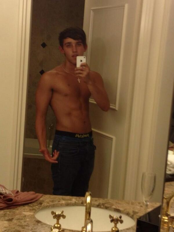 MattTaylorLAH's tweet photo. #drunk and #naked. 😏 http://t.co/5Gij4eSdeK