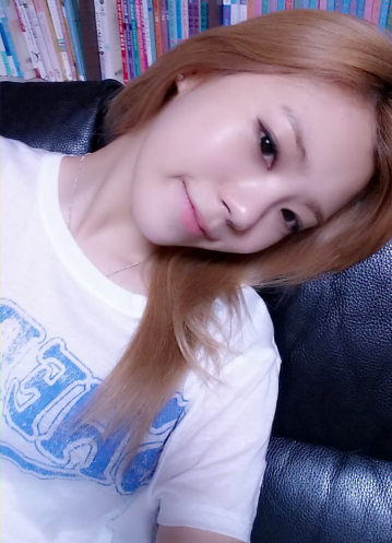 p_Lizzy's tweet photo. 저 뒤에 많은책들은 울 사촌동생들의것..... ㅋㅋ http://t.co/RTbg0qbB4T
