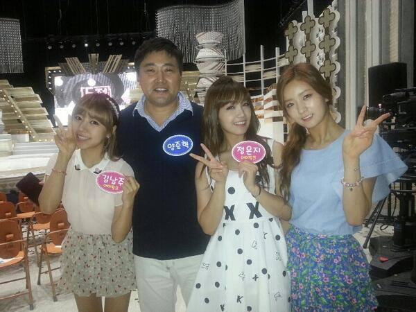 ApinkMY's tweet photo. [PIC] 130818 Apink Bomi, Eunji, Namjoo with Yang Junhyuk via Twitter @  KBS 1000 Song Challenge
cr:ApinkpandaTH http://t.co/allkwXKRfJ