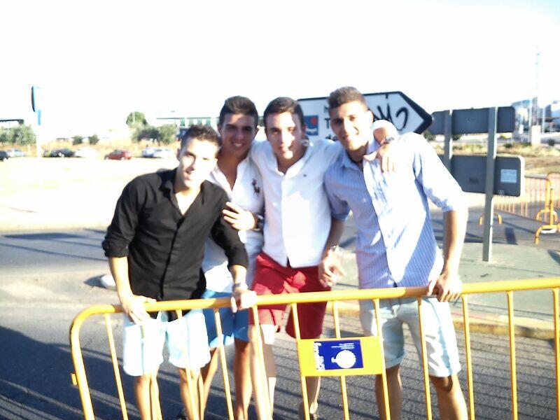 felixdo16's tweet photo. Se nos ha ido de las manos @FedeRondonSanch @Juanfe_494 @juliio_93 jajaja http://t.co/J9xxO5eKmx